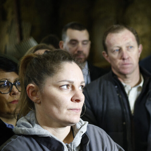 Le Premier ministre Gabriel Attal visite une ferme d'élevage du bétail à Janvilliers, France, le 15 février 2024. © Raphael Lafargue/Pool/Bestimage 