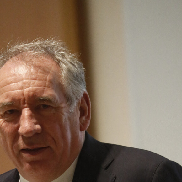 François Bayrou lors de l'interruption de séance de son procès pour soupçons de détournement de fonds public, dans l'affaire des assistants parlementaires européens, devant le tribunal de Paris, le 16 octobre 2023. Jusqu'au 15 novembre 2023, le président du Modem comparaît avec dix anciens cadres et élus de son parti. Ils sont soupçonnés d'avoir utilisé des fonds européens pour rémunérer des assistants parlementaires, entre 2005 et 2017 missionner en réalité pour l'UDF, puis le Modem. © Christophe Clovis / Bestimage 