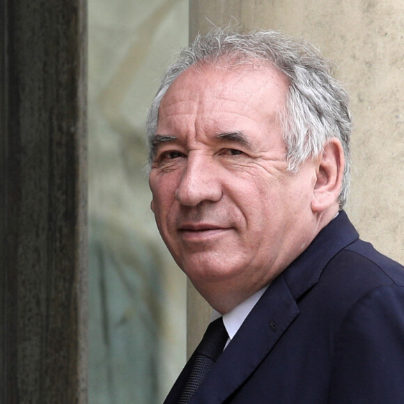 "L'idée que la solution serait dans une séparation dès le collège entre les 'faibles' et les 'forts', je ne crois pas que cela marchera."
Le maire de Pau, Francois Bayrou - Le président de la République française reçoit les maires des communes victimes de violences, au palais de l'Elysée, à Paris, France,, le 4 juillet 2023. © Stéphane Lemouton/Bestimage 