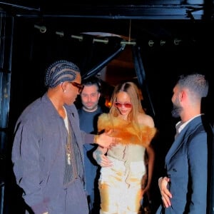 Les tourtereaux étaient à Paris pour fêter la Saint-Valentin
Rihanna - bijoutée par Messika - et son compagnon A$AP Rocky sont allés dîner en amoureux à l'occasion de la Saint-Valentin au restaurant Cesar à Paris le 14 février 2024. 