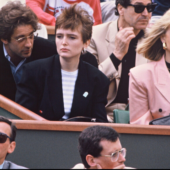 Archives - Vincent Lindon et Claude Chirac dans les tribunes, tournoi de Roland Garros 1988.