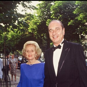 "Jacques Chirac l'appelait au téléphone et lui laissait des messages à mourir de rire sur son répondeur", se souvient Claude Chirac.
Jacques Chirac et son épouse Bernadette Chirac arrivent au restaurant "Laurent" pour le dîner en l'honneur du président américain Ronald Reagan.