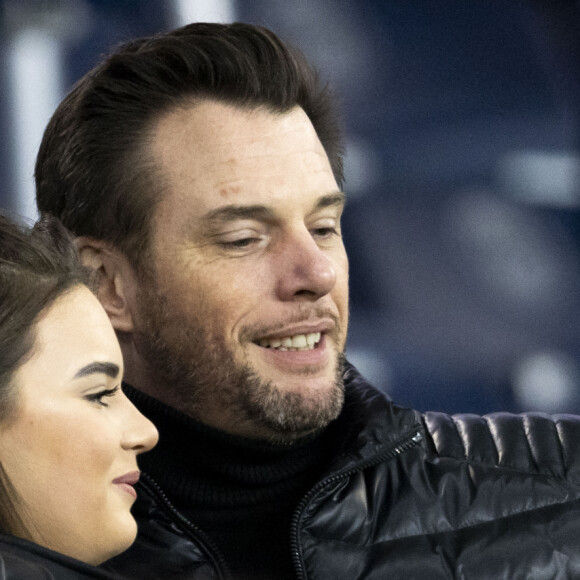 Norbert Tarayre et une amie - People dans les tribunes du match de Ligue 1 Uber Eats "PSG-Lille" (3-1) au Parc des Princes à Paris le 10 février 2024. © Cyril Moreau/Bestimage