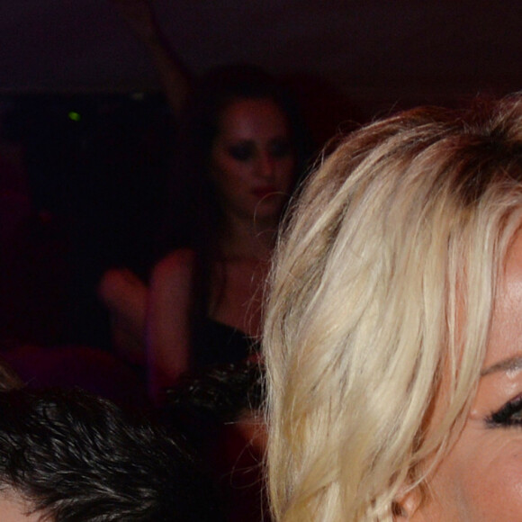 Exclusif - Ophélie Winter danse avec un ami au VIP Room à Cannes, le 22 mai 2014.