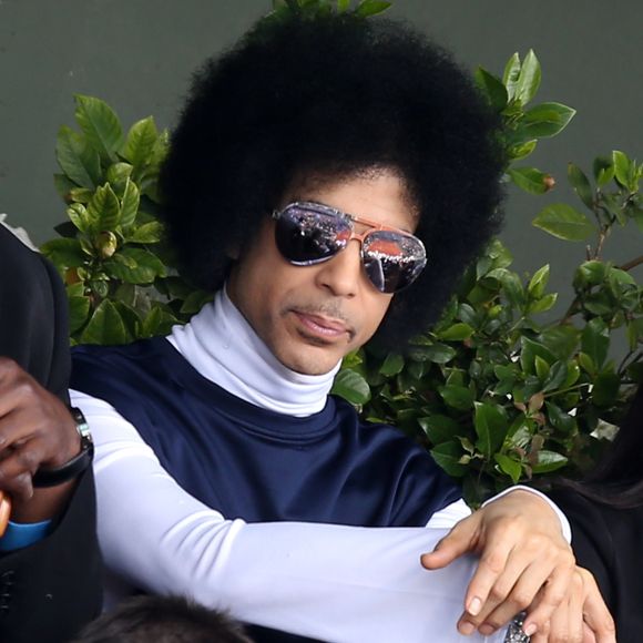 Le chanteur Prince assiste au match entre Rafael Nadal et Dusan Lajovic lors des Internationaux de France de tennis de Roland Garros à Paris, le 2 juin 2014.