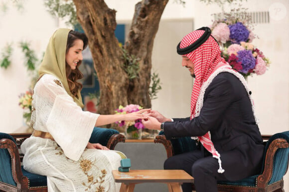Rajwa Khaled bin Musaed bin Saif bin Abdulaziz Al Saif et le prince Hussein - La famille royale de Jordanie lors de l'annonce officielle des fiançailles du prince Hussein de Jordanie à Riyad. Le 17août 2022 