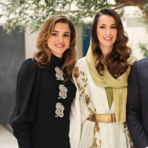 Elle devrait ainsi rester au chevet de sa famille.
La reine Rania, Rajwa Khaled bin Musaed bin Saif bin Abdulaziz Al Saif - La famille royale de Jordanie lors de l'annonce officielle des fiançailles du prince Hussein de Jordanie à Riyad. Le 17août 2022 