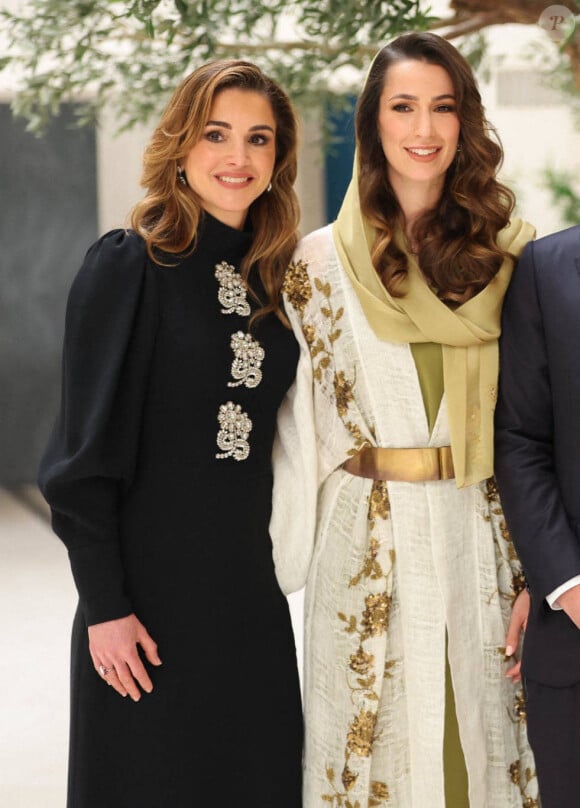 Elle devrait ainsi rester au chevet de sa famille.
La reine Rania, Rajwa Khaled bin Musaed bin Saif bin Abdulaziz Al Saif - La famille royale de Jordanie lors de l'annonce officielle des fiançailles du prince Hussein de Jordanie à Riyad. Le 17août 2022 