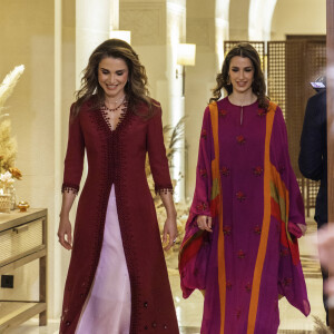 Ces prochains jours.
La reine Rania de Jordanie, Rajwa Khaled bin Musaed bin Saif bin Abdulaziz Al Saif - Soirée henné avant le prochain mariage de la princesse Iman au palais Al Husseiniya à Amman en Jordanie le 7 mars 2023. 