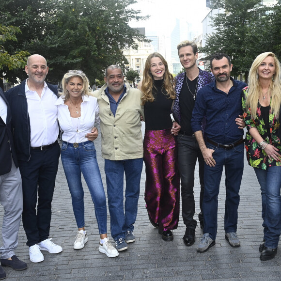 Trois émissions seront déprogrammées aujourd'hui sur France 2
Caroline Margeridon est à Bruxelles avec les acheteurs (Stéphane Vanhandenhoven, Aurore Morisse, Bernard Dumeige, Alexandra Morel, Glorian Kabongo, François-Xavier Renou, François Cases Bardina, Gérald Watelet (animateur) et Jérôme Duvillard (commissaire-priseur)) de l'émission belge "Affaire conclue" pour une vente aux enchères d'objets donnés à "Viva for Life" en Belgique.