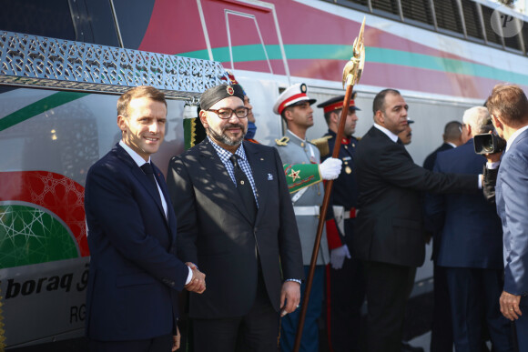 Le président de la République française Emmanuel Macron et le roi Mohammed VI du Maroc inaugurent la ligne à grande vitesse Tanger-Casablanca à la gare de Tanger-Ville à Tanger, Maroc, le 15 novembre 2018. La nouvelle ligne LGV de Tanger à Casablanca (350 km) reliera les deux pôles économique en 2h10 au lieu de 4h45, la ligne devrait être ouverte aux voyageurs d'ici la fin du mois. Le TGV marocain a été baptisé "Al Boraq", en référence à une fantastique monture ailée de la tradition islamique. © Marwane Sobai/Bestimage
