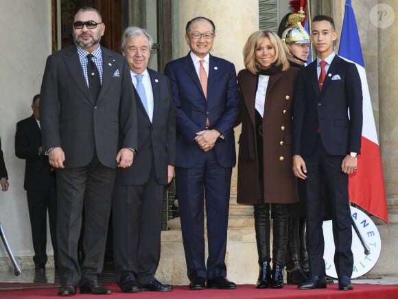 Brigitte Macron y compte bien !
Le roi Mohammed VI du Maroc, Antonio Guterres, Jim Yong Kim, Brigitte Macron (Trogneux) et le prince Hassan du Maroc - Les chefs de la délégation et les principaux partenaires du "One Planet Summit" reçus au palais de l'Elysée par le président de la République française à Paris. Le 12 décembre 2017 © Pierre Perusseau / Bestimage