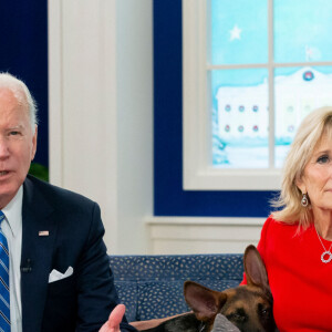 Le chien avait pourtant été vu par des professionnels.
Jill et Joe Biden en visio avec les forces armées américaines pour le soir du réveillon depuis la Maison Blanche. Washington DC, le 25 décembre 2021. 