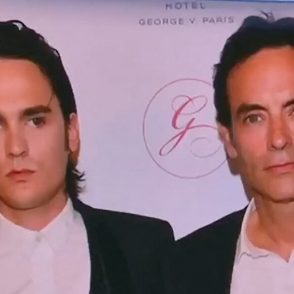 et que ses frères Anthony et Alain-Fabien Delon porteraient tels des cow boys, ce qu'ils démentent
Captures d'écran d'Anouchka Delon qui a pris la parole face aux dernières accusations de son frère, Anthony sur le plateau du JT de Audrey Crespo-Mara sur TF1 le 7 janvier 2023.