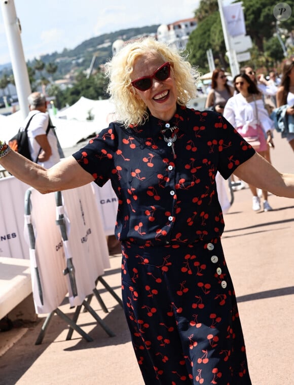 Une très triste nouvelle pour elle et pour sa fille.
Ellen Von Unwerth se promène sur la croisette lors du 76ème Festival International du Film de Cannes, France, le 25 mai 2023. 