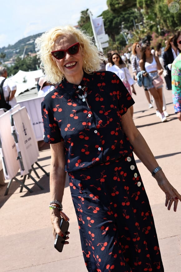 Ellen Von Unwerth se promène sur la croisette lors du 76ème Festival International du Film de Cannes, France, le 25 mai 2023. 