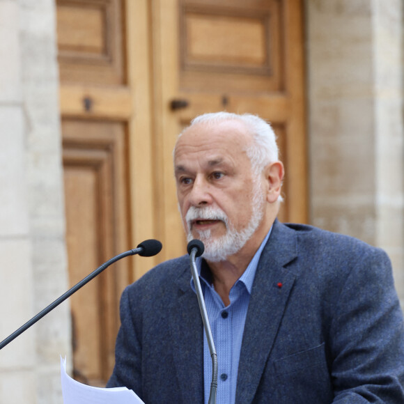 Francis Perrin et guest - Dévoilement d'une plaque commémorative en l'honneur de Jean-Claude Brialy sur la façade de l'immeuble où il vécut 25 quai de Bourbon Paris 4ème, à Paris, France, le 14 juin 2023. © Coadic Guirec/Bestimage