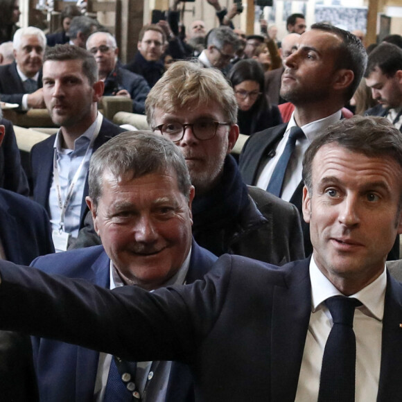 Le président français, Emmanuel Macron avec l'égérie normande du salon, Oreillette, lors de la 60ème édition du Salon international de l'Agriculture (SIA), Porte de Versailles, Paris, le 24 février 2024 © Stéphane Lemouton / Bestimage