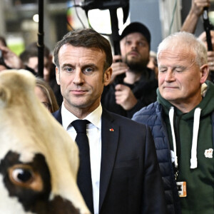 Emmanuel Macron s'est rendu à l'inauguration du Salon de l'agriculture le 24 février 2024... malgré quelques manifestations de mécontentement.
Emmanuel Macron avec la mascotte du salon, Oreillette, lors de la visite inaugurale du salon de l'agriculture. Paris le 24 février 2024. © Eric Tschaen / Pool / Bestimage