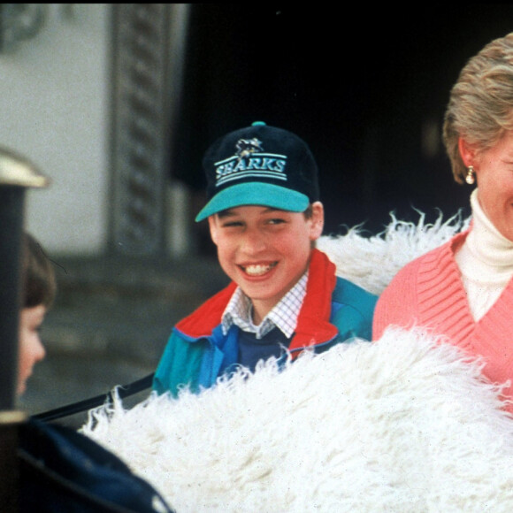 Pendant que Meghan Markle rit aux éclats, le prince Harry, lui, fait grise mine.
Archives - La princesse Lady Diana avec ses fils les princes William et Harry à Lech en 1994.