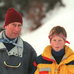 Le prince Charles et le prince Harry font du ski.