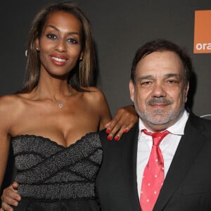 Avec sa compagne Marie-Sandra Badini-Duran, la star a deux filles : Clélia (2006) et Natacha (2010). 
Didier Bourdon et sa femme Marie-Sandra Badini au photocall de la soirée "Orange" sur la plage de l'hôtel Majectic lors du 72ème Festival International du Film de Cannes, le 18 mai 2019. © Denis Guignebourg/Bestimage 