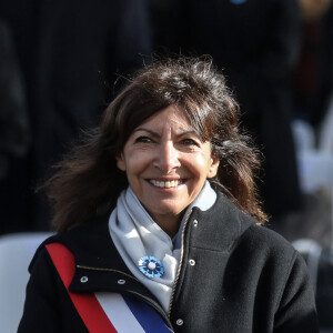 Anne Hidalgo à la cérémonie de dépôt de gerbe et du ravivage de la flamme de la Tombe du Soldat inconnu à l'Arc de Triomphe lors de la cérémonie du 105e anniversaire de l'Armistice de 1918, mettant fin à la Première Guerre mondiale, à Paris, le 11 novembre 2023. © Stéphane Lemouton/Bestimage