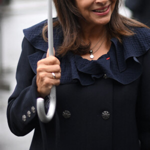 Le roi d'Angleterre et la reine consort d'Angleterre, accompagnés de la maire de Paris, Anne Hidalgo, visitent le marché aux fleurs du centre de Paris, le 21 septembre 2023,