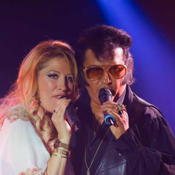 Son chien Titi a été emmené par son ami Eryl Prayer, comme il l'a lui-même faot savoir sur Instagram
Exclusif - Loana (Loana Petrucciani), Eric Prayer (sosie d'Elvis Presley) - Concert de Eryl Prayer (sosie d'Elvis Presley) lors de la tournée "Elvis Tour intimiste" avec la participation de Loana au bateau théâtre "Le Nez Rouge" à Paris, le 26 juin 2021. © Christophe Clovis / Bestimage