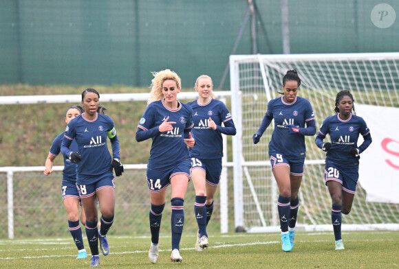 Sakina Karchaoui avec Aminata Diallo et ses coequipières (psg) - Match féminin de l'AS Saint-Etienne contre le Paris Saint-Germain le 23 janvier 2022.