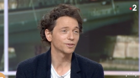Raphaël était l'invité de Télématin, sur France 2, pour parler de son dixième album intitulé Une autre vie. Il s'est confié sur son couple avec Mélanie Thierry, lié à son dernier album.
