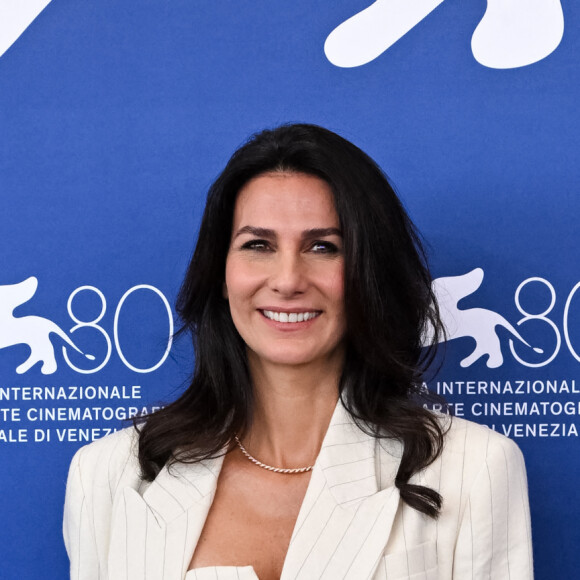 Habillée de manière très élégante avec un tailleur de costume blanc, elle avait décidé de porter des baskets qui ont malencontreusement été montrées à l'écran lors du générique de fin.
Photocall du film Hors-saison lors du 80ème festival international du film de Venise, La Mostra le 8 septembre 2023.