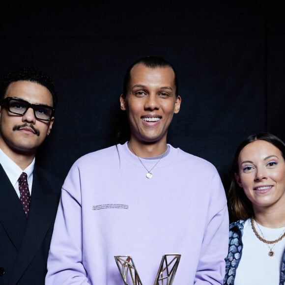 Exclusif - Le chanteur Stromae (Artiste masculin et Album "Multitude"), Coralie Barbier et le frère du chanteur Stromae (Artiste masculin et Album "Multitude") Luc Junior Tam en backstage de la 38ème cérémonie des Victoires de la musique à la Seine musicale de Boulogne-Billancourt, France, le 10 février 2023. © Moreau-Veren/Bestimage 