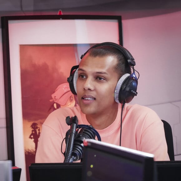 Il s'est depuis prouvé qu'il était bien loin du papa auquel il ne voulait pas ressembler
Exclusif - Stromae - Emission "Le Morning Sans Filtre" sur Virgin Radio diffusé en direct de 6h à 9h30, Paris le 29 septembre 2022. © Jack Tribeca / Bestimage 