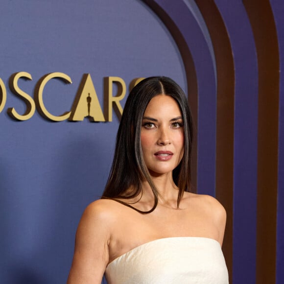 Un témoignage fort, précieux et nécessaire.
Olivia Munn au photocall de la 14ème édition des Governors Awards au Ray Dolby Ballroom à Los Angeles le 9 janvier 2024.