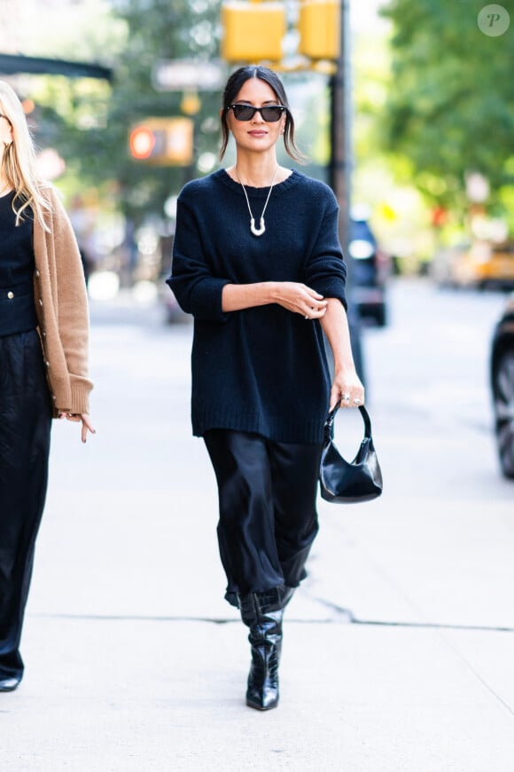 Olivia Munn a annoncé cette triste nouvelle dans un long message Instagram.
10/12/2023 EXCLUSIVE: Olivia Munn is all smiles while stepping out in New York City. Munn looked fashionable in a long black sweater, matching skirt, and a pair of black boots.