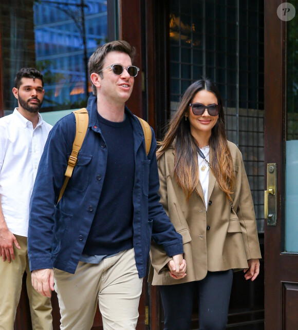 Olivia Munn et son compagnon John Mulaney quittent l'hôtel Greenwich à New York le 23 juin 2022.