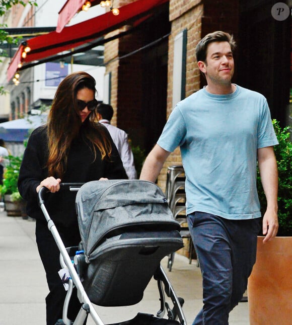 Exclusif - Olivia Munn et son compagnon John Mulaney se promènent en famille dans les rues de New York. Le 21 juin 2022