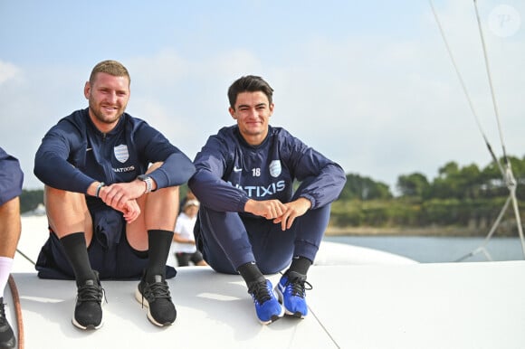 Nolann Le Garrec étudie actuellement à l'EDHEC, l'une des écoles de commerce les plus prestigieuses de France
 
Finn Russell et Nolann Le Garrec - Sortie voile pour les joueurs du Racing 92 à Belle-Île-en-Mer le 18 août 2022. © JB Autissier / Panoramic / Bestimage