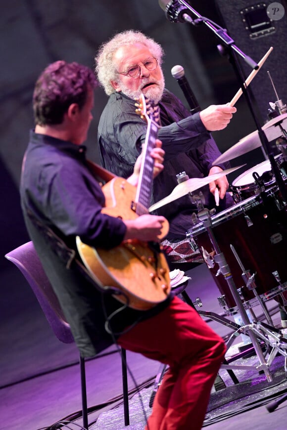 André Ceccarelli, le batteur de Jazz, accompagné par Sylvain Luc, à la guitare, en concert au Théâtre de Verdure à Nice, le 18 juillet 2020, dans le cadre du Nice Jazz Summer Sessions 2020. © Bruno Bebert / Bestimage