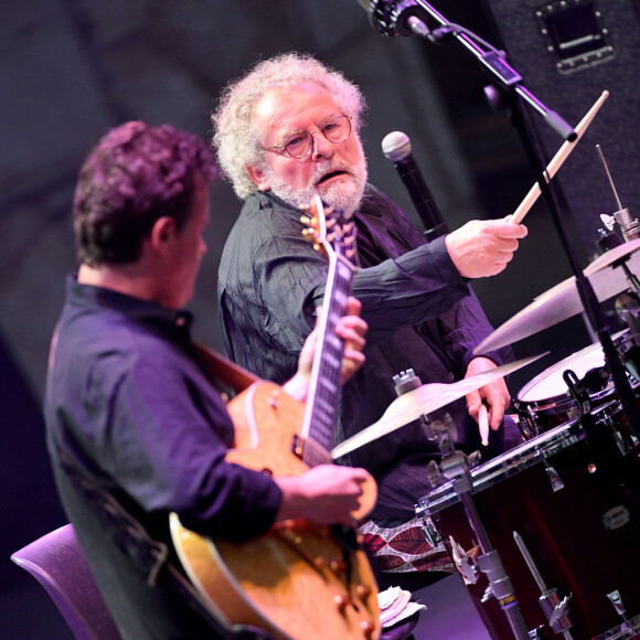 André Ceccarelli, le batteur de Jazz, accompagné par Sylvain Luc, à la guitare, en concert au Théâtre de Verdure à Nice, le 18 juillet 2020, dans le cadre du Nice Jazz Summer Sessions 2020. © Bruno Bebert / Bestimage