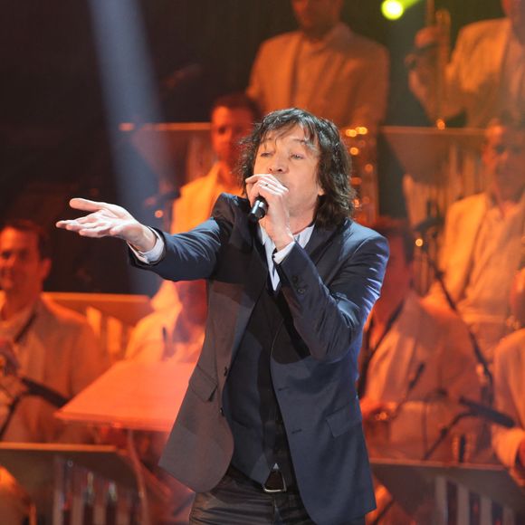 Il a vécu une expérience moins réjouissante, en Belgique, cet été 2023, en plein concert, en présence d'un autre membre du clan.
Exclusif - Le chanteur Cali - Enregistrement de l'émission "Les Années Bonheur" à La Plaine Saint-Denis le 24 mars 2015.