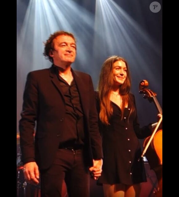 Il est déjà monté sur scène avec sa fille Coco, notamment en février dernier, aux Folies Bergère, lors de la 10e nuit de la déprime.
Cali et sa fille Coco en concert à Perpignan.