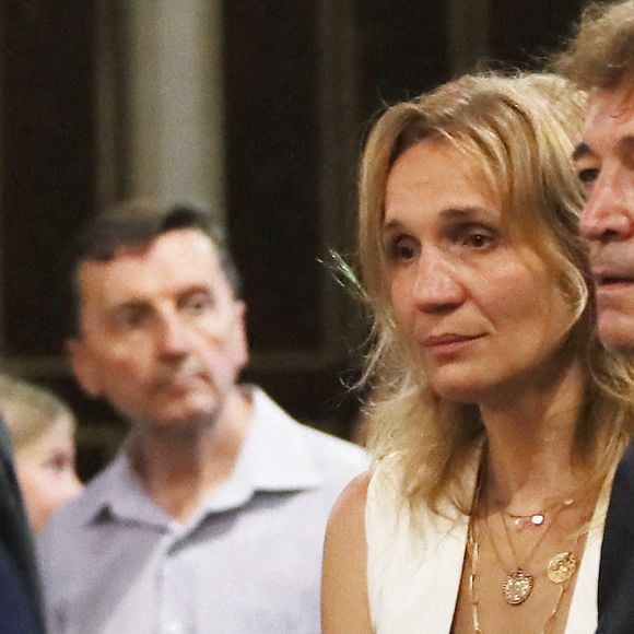 Celle qui partage la vie de Cali, c'est Caroline Chevreux, avec qui il a eu trois filles, Coco, Poppée et Misha, qui a 5 ans. 
Le chanteur Cali et sa compagne Caroline Chevreux, Anthony Delon - Obsèques de Dani en la cathédrale Saint Jean-Baptiste de Perpignan, le 26 juillet 2022.
