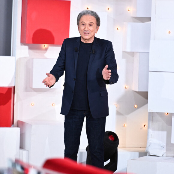 Exclusif - Michel Drucker - Enregistrement de l'émission "Vivement dimanche" au studio Gabriel à Paris le 15 décembre 2023, présentée par M.Drucker, et diffusée le 4 février 2024 sur France 3. © Guillaume Gaffiot /