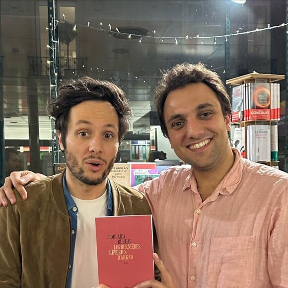 Il publie son troisième roman, "Les dernières rêveries d'Akkad" aux éditions du Cherche Midi
Vianney pose avec son petit frère Edouard Bureau pour la sortie de son troisième roman "Les dernières rêveries d'Akkad". Instagram le 17 mars 2024.