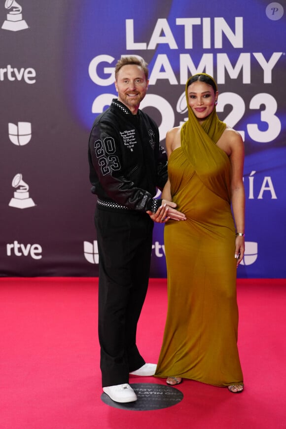 David Guetta et sa compagne Jessica Ledon, enceinte, lors du photocall de la cérémonie des "Latin Grammy Awards 2023" à Séville, le 16 novembre 2023.