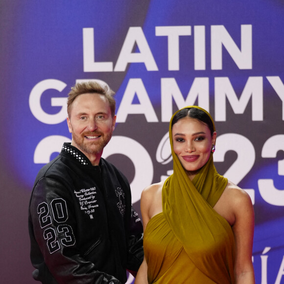 David Guetta et sa compagne Jessica Ledon, enceinte, lors du photocall de la cérémonie des "Latin Grammy Awards 2023" à Séville, le 16 novembre 2023.