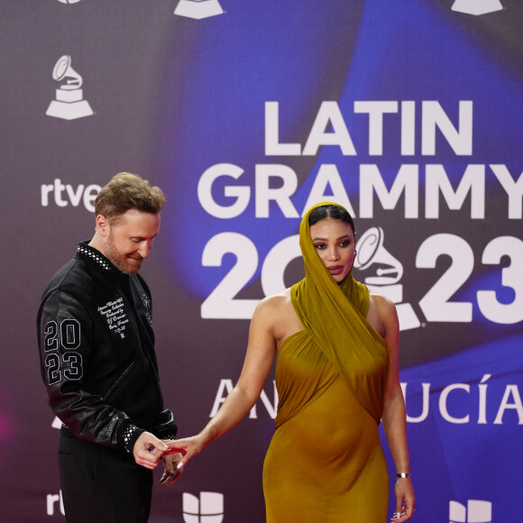 David Guetta et sa compagne Jessica Ledon, enceinte, lors du photocall de la cérémonie des "Latin Grammy Awards 2023" à Séville, le 16 novembre 2023.