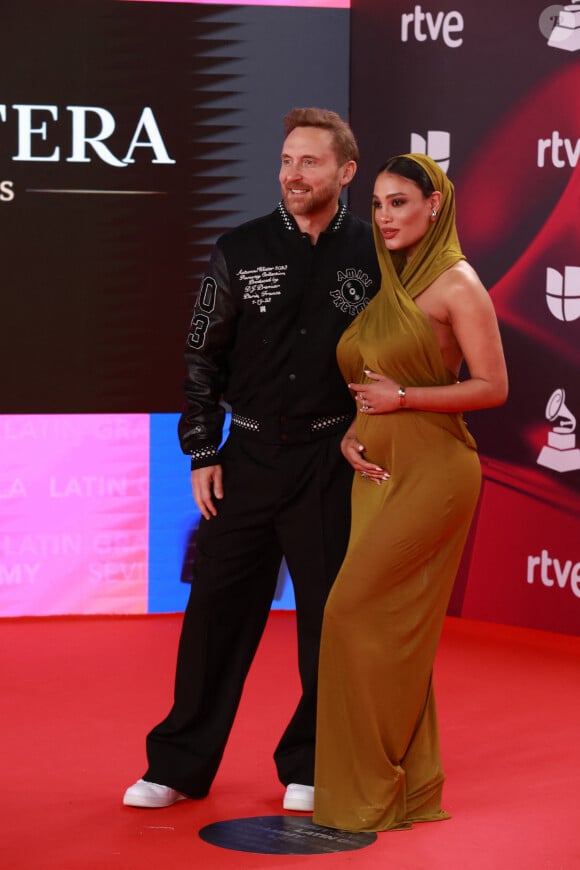 Il vient de devenir papa pour la troisième fois
David Guetta et sa compagne Jessica Ledon, enceinte, lors du photocall de la cérémonie des "Latin Grammy Awards 2023" à Séville, le 16 novembre 2023.